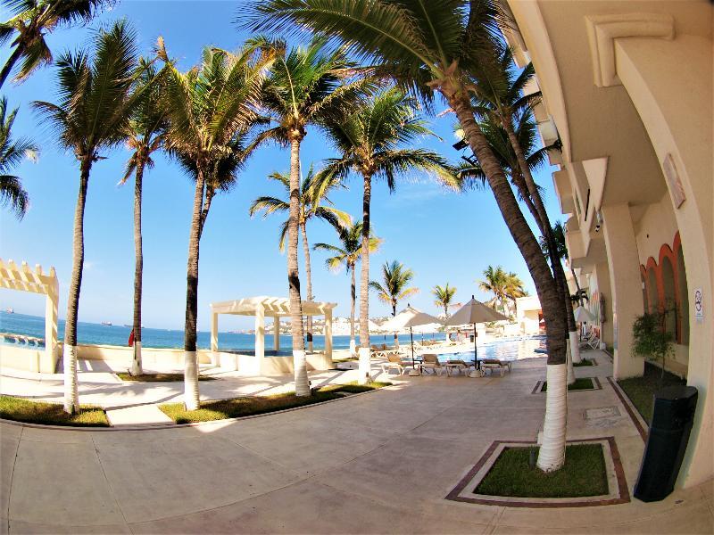 Camino Real Manzanillo Hotel Екстериор снимка